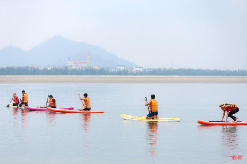 SUP là bộ môn kết hợp giữa thể thao và trải nghiệm thiên nhiên, đòi hỏi người chơi giữ thăng bằng trên ván và di chuyển bằng mái chèo.