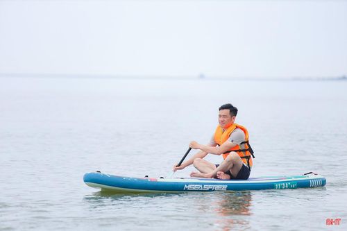 Từ trên ván chèo, người chơi có thể cảm nhận vẻ đẹp khoáng đạt của biển trời, hòa mình vào không gian thiên nhiên rộng mở.