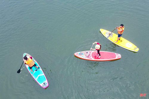 Chèo SUP hiện nay là hoạt động rất được giới trẻ yêu thích tại các điểm du lịch ở Việt Nam.