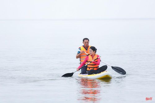 Không chỉ giúp rèn luyện thể lực, giữ thăng bằng, hoạt động chèo SUP còn mang lại cảm giác thư giãn sau những giờ làm việc căng thẳng.