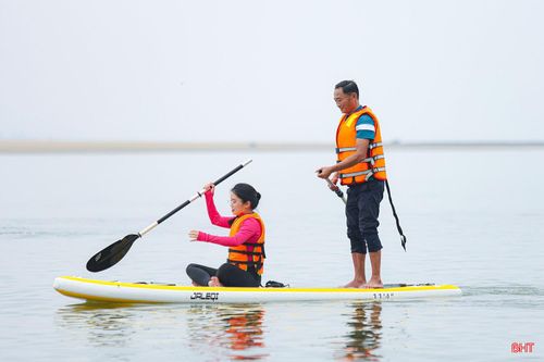 Dù còn khá mới tại Hà Tĩnh, nhưng chèo SUP đang dần thu hút những người yêu thích vận động ngoài trời và khám phá cảnh quan theo cách khác biệt.
