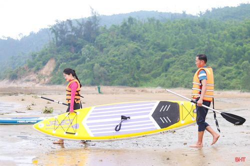 Tận dụng mặt nước êm cùng không gian biển thoáng đãng, các thành viên thường tập luyện vào buổi sáng để tận hưởng không khí trong lành. Các yếu tố an toàn cũng luôn được đặt lên hàng đầu trong mỗi buổi tập với các thiết bị cứu hộ, áo phao...