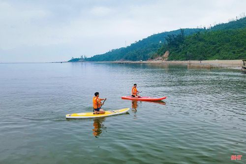 Cảnh quan thiên nhiên của núi Nam Giới và vùng biển Cửa Sót, nơi còn giữ được nét đẹp hoang sơ, thơ mộng rất phù hợp để phát triển hoạt động chèo SUP.