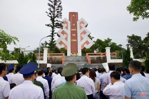 Tiếp đó, đoàn đã tới dâng hoa, dâng hương tại Nghĩa trang liệt sĩ đặc khu Cô Tô.