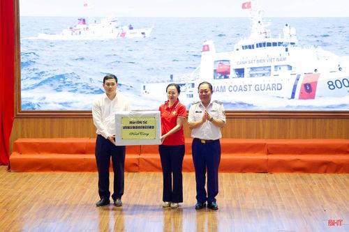 Thiếu tướng Trần Văn Hậu - Chính ủy Bộ Tư lệnh Vùng Cảnh sát biển 1 tặng quà cho Đảng bộ, chính quyền và Nhân dân đặc khu Cô Tô.