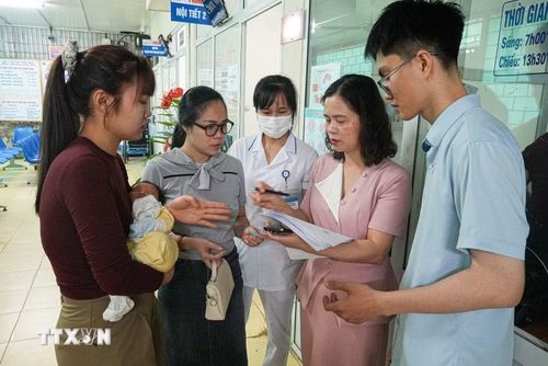 Đội ngũ Y, bác sỹ tiến hành lấy thông tin trước khi vào thăm khám cho trẻ, tại Bệnh viện Đa khoa tỉnh Điện Biên. (Ảnh: Phan Quân/TTXVN)