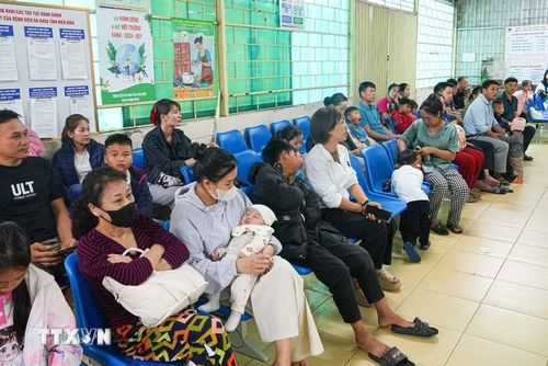 Hàng trăm trẻ em được người nhà đưa đến Bệnh viện Đa khoa tỉnh Điện Biên để khám sàng lọc bệnh tim miễn phí. (Ảnh: Phan Quân/TTXVN)