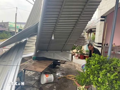 Ước tính thiệt hại do trận dông lốc gây ra là hơn 930 triệu đồng. (Ảnh: TTXVN phát)