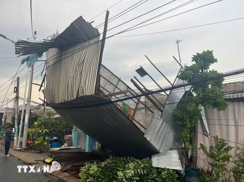 Từ đầu năm 2026 đến nay, trên địa bàn tỉnh Đồng Tháp xảy ra 3 vụ dông lốc, làm sập 4 căn nhà, tốc mái hơn 130 căn nhà. (Ảnh: TTXVN phát)