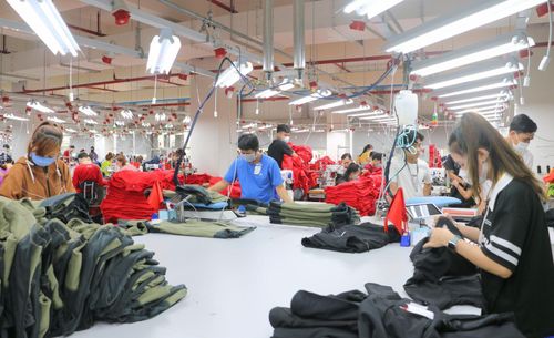 An Giang hỗ trợ tối đa 30% giá trị hợp đồng tư vấn, nhưng không quá 200 triệu đồng/năm/doanh nghiệp đối với doanh nghiệp vừa do phụ nữ làm chủ, vừa sử dụng nhiều lao động nữ. Ảnh: Công Mạo/TTXVN