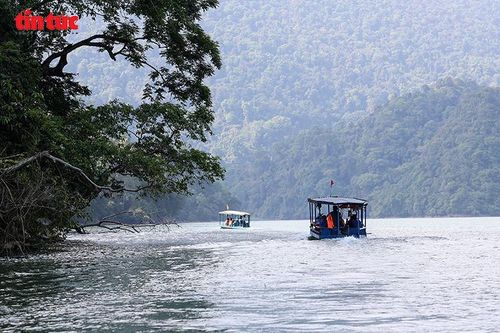 Những con thuyền nhỏ xuôi trên mặt hồ mang đến trải nghiệm khám phá thiên nhiên nguyên sơ cho du khách.