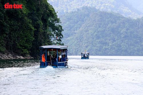 Thuyền độc mộc và thuyền du lịch là phương tiện phổ biến để khám phá hồ Ba Bể.