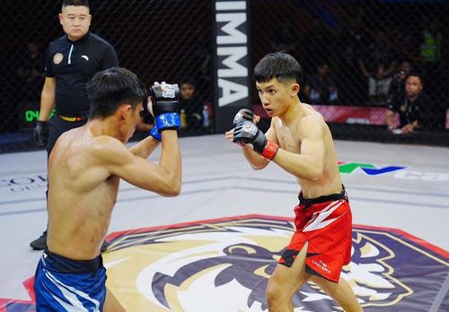 "Boy phố" Võ Tiến Đạt (bên phải) giành chiến thắng knock-out kỹ thuật. Ảnh: qdnd.vn