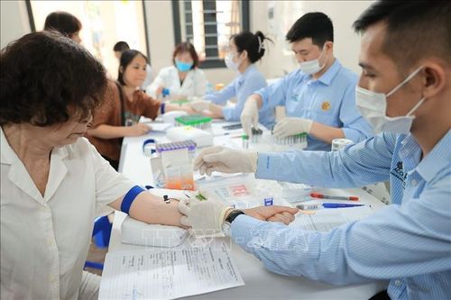 Phường Bạch Mai (Hà Nội) tổ chức khám sức khỏe miễn phí cho người dân. Ảnh: Minh Quyết/TTXVN