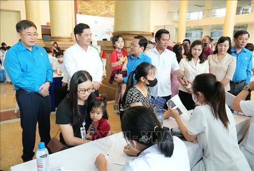 Chủ tịch Tổng LĐLĐ Việt Nam Nguyễn Anh Tuấn, Bí thư Tỉnh ủy Bắc Ninh Nguyễn Hồng Thái cùng đại biểu thăm hỏi công nhân lao động tham gia khám bệnh miễn phí tại Ngày hội.