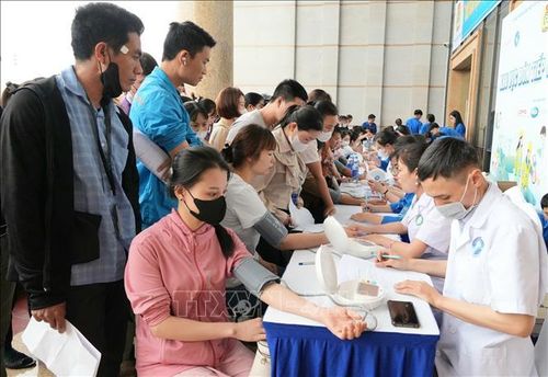 Đông đảo công nhân lao động tham gia khám sức khỏe miễn phí tại Ngày hội.