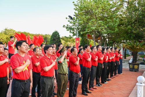 Lễ chào cờ thiêng liêng tại đảo Trường Sa. Ảnh: Phạm Tuấn