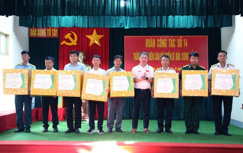 Đại diện Trung ương Đoàn TNCS Hồ Chí Minh tặng quà cán bộ, chiến sĩ trên đảo Song Tử Tây. Ảnh: Lê Vân