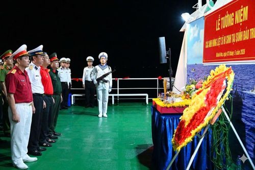 Lễ tưởng niệm các anh hùng, liệt sĩ hy sinh tại đảo Trường Sa. Ảnh: Phạm Tuấn