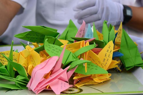 Những hạc giấy gửi lời tri ân tới anh linh các anh hùng, liệt sĩ. Ảnh: Lê Vân