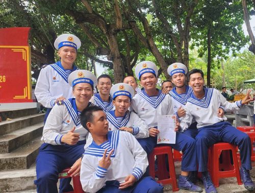 Niềm vui của các chiến sĩ khi đón đoàn công tác. Ảnh: Lê Vân