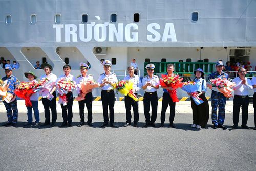 Đồng chí Bí thư Đảng ủy, Chính ủy Hải quân tặng hoa chúc mừng đại diện đoàn công tác. Ảnh: Lê Vân