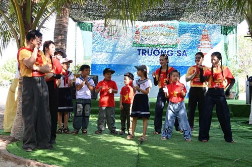 Những khoảnh khắc đoàn giao lưu cùng chiến sĩ, học sinh. Ảnh: Lê Vân