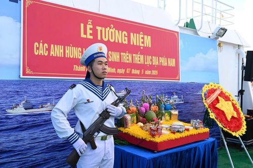 Lễ tưởng niệm các anh hùng, liệt sĩ hy sinh trên thềm lục địa phía Nam. Ảnh: Phạm Tuấn