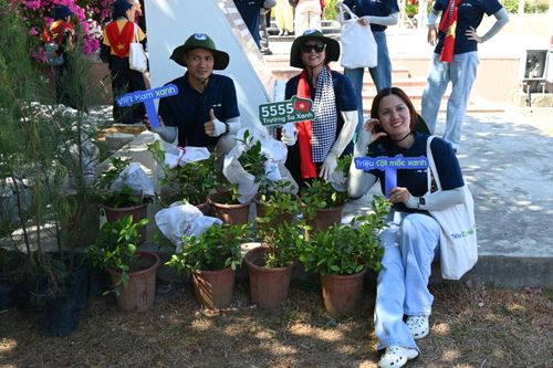 Những cây chanh, phi lao được đưa ra Trường Sa hưởng ứng Chương trình "Xanh hóa Trường Sa". Ảnh: Lê Vân