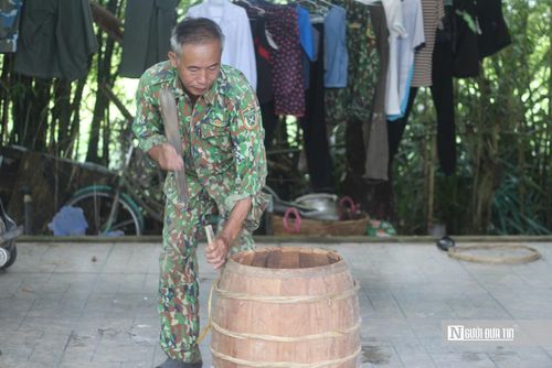 Để làm ra một chiếc trống đạt chuẩn, người thợ phải trải qua nhiều công đoạn tỉ mỉ.