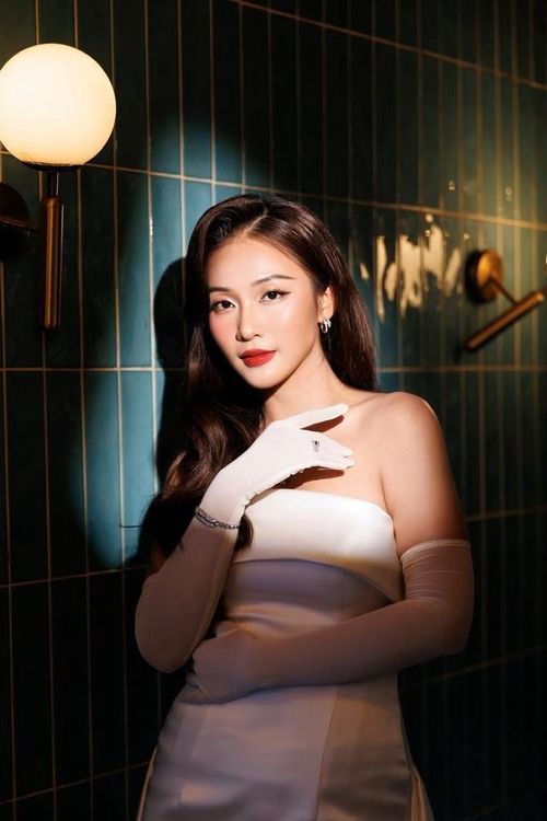 Nhan sắc mộc mạc của Khả Ngân.