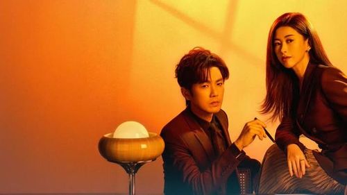 Phim xoay quanh Hứa Mật Ngữ - người phụ nữ mất nhiều năm làm nội trợ trước khi rơi vào biến cố hôn nhân. Sau ly hôn, cô bắt đầu lại từ công việc thấp nhất trong khách sạn và dần tìm lại giá trị bản thân. Điểm đáng chú ý của phim nằm ở cách xây dựng chuyện tình trưởng thành, tiết chế drama, tập trung vào hành trình tự lập của nữ chính thay vì chỉ khai thác yếu tố ngôn tình.