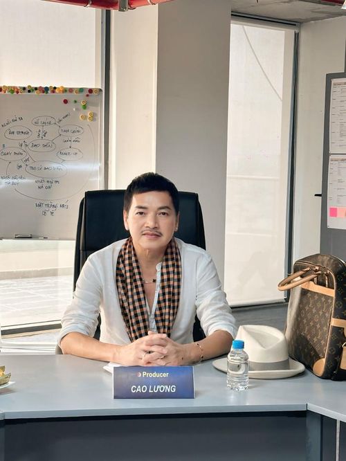 Trong Đại Tiệc Trăng Máu 8, nghệ sĩ Quang Minh trong vai Cao Lương - một nhà sản xuất phim thực dụng (Ảnh: FBNV).