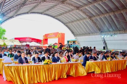 Phó Thủ tướng Chính phủ Nguyễn Văn Thắng, lãnh đạo tỉnh Điện Biên, đại diện Tập đoàn Sun Group cùng đông đảo nhân dân địa phương tham dự lễ động thổ Dự án tổ hợp cáp treo kết hợp du lịch văn hóa lịch sử Điện Biên Phủ.