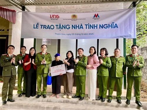 Đại diện Cục C06 (Bộ Công an), Quỹ Kiến tạo ước mơ và lãnh đạo UBND, Ủy ban MTTQ Việt Nam xã Thiết Ống trao tặng nhà tình nghĩa.