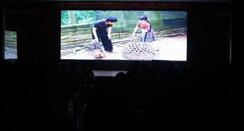 Một cảnh trong phim “Đi về phía ánh sáng”