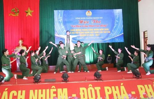 Liên khúc “Cô gái mở đường - dậy mà đi - Việt Nam I love” của đoàn viên, người lao động Công đoàn Bệnh viện Ung bướu Thanh Hóa.