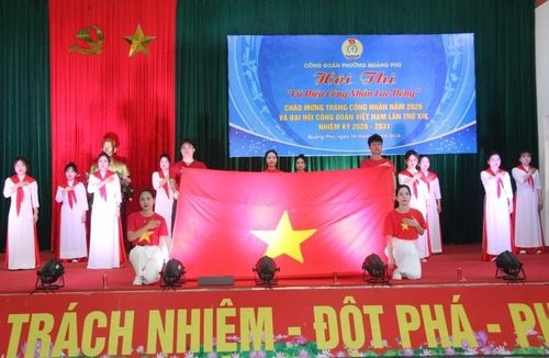 Liên khúc: “Kiếp sau vẫn là người Việt Nam - Dòng máu lạc hồng” của công nhân lao động Công ty TNHH Yotsuba Dress Việt Nam.