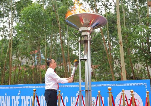 Đồng chí Hoàng Ngọc Thanh, Phó Bí thư Thường trực Đảng ủy phường Tân An thắp sáng đài lửa Đại hội. 