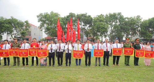  Các đại biểu tặng cờ lưu niệm cho các khối tham gia lễ khai mạc. 