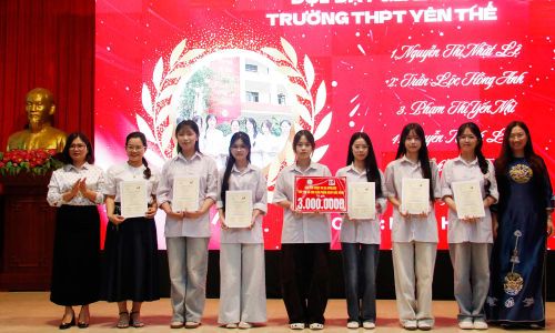  Ban tổ chức trao giải cho đội đạt giải Nhì tại cuộc thi. 