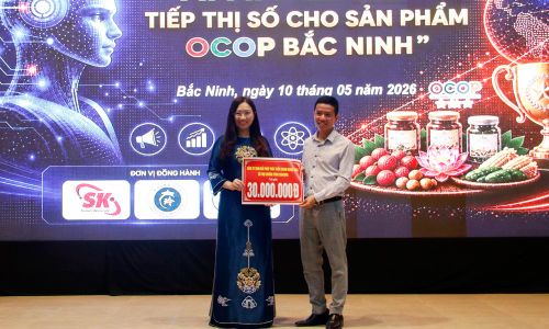  Đại diện Ban tổ chức nhận kinh phí hỗ trợ cuộc thi AI Affiliate - Tiếp thị số cho sản phẩm OCOP Bắc Ninh. 
