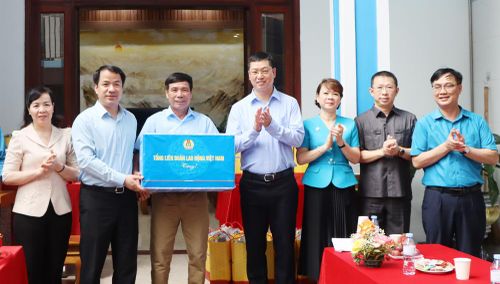 Các đồng chí lãnh đạo tặng quà khu nhà trọ tại tổ dân phố Quyết Tiến, phường Tiền Phong. 