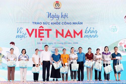  Các đồng chí: Nguyễn Anh Tuấn, Nguyễn Hồng Thái tặng quà công nhân hoàn cảnh khó khăn. 