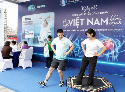  Công nhân được hướng dẫn phương pháp rèn luyện thể chất. 