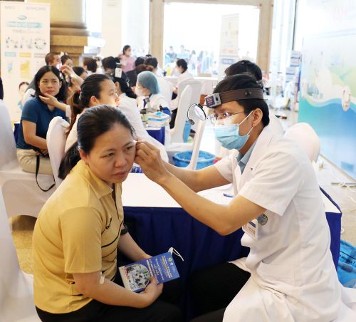  Khu vực khám tai, mũi, họng cho công nhân. 