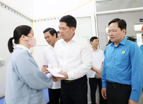  Các đồng chí lãnh đạo tặng quà công nhân đang điều trị tại Bệnh viện Ung bướu tỉnh. 