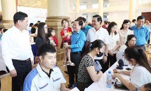  Các đại biểu động viên công nhân tham gia ngày hội. 