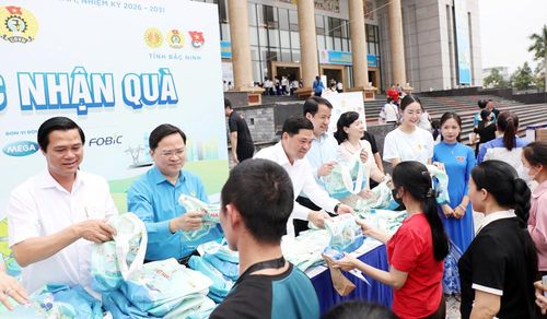  Các đại biểu tặng quà công nhân tham gia ngày hội. 