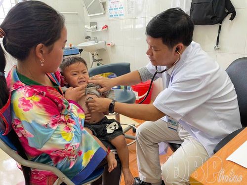 Bác sĩ Bệnh viện Tim Hà Nội thăm khám cho trẻ em tại Trung tâm Y tế Tủa Chùa.